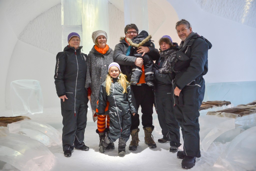 Familie in der Kirche, Hochzeit im Icehotel