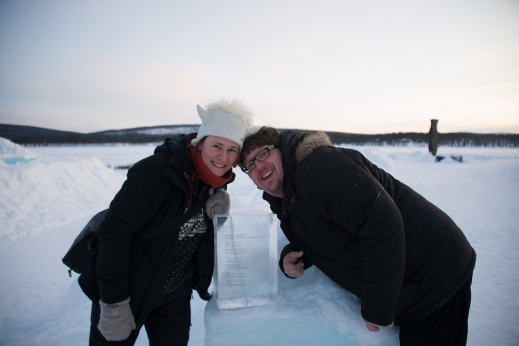 Ehepaar mit book of love in Ice, Hochzeit im Icehotel