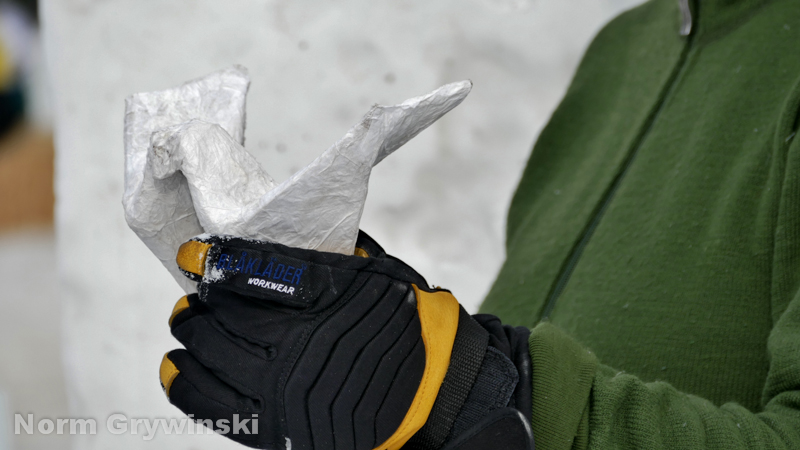 Schneeskulpturen beim Festival du Voyageur Blåkläder Handschuhe