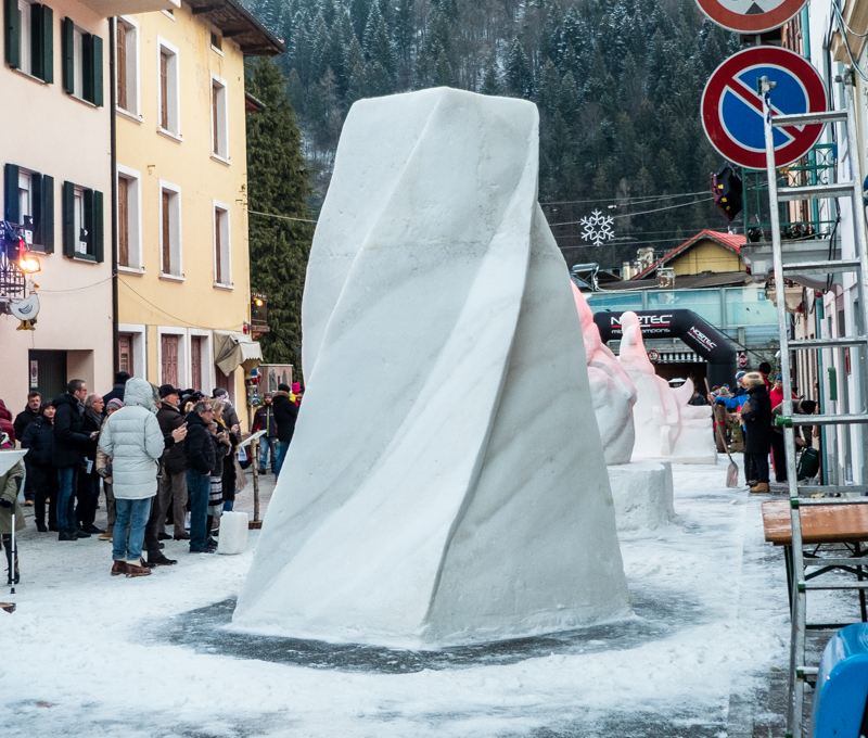 Eine Schneeskulptur in Pontebba "Twisty Lanes"