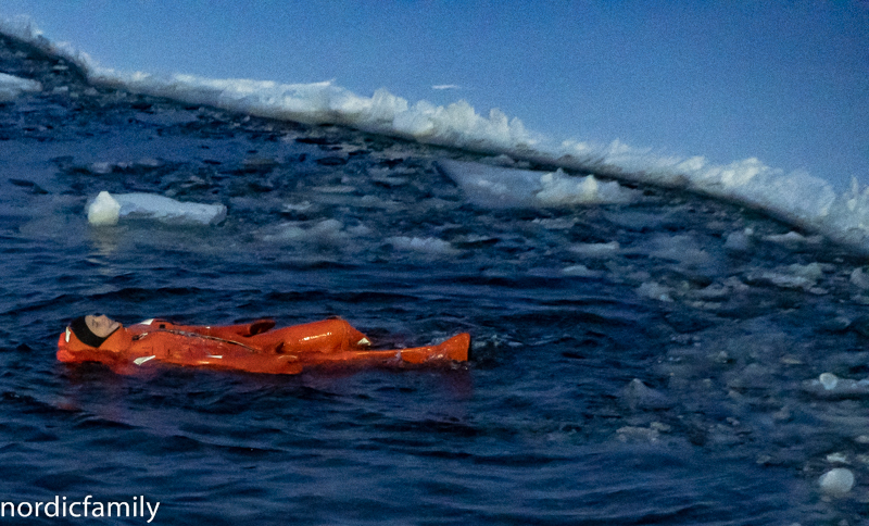Arctic Explorer Icebreaker schwimmen