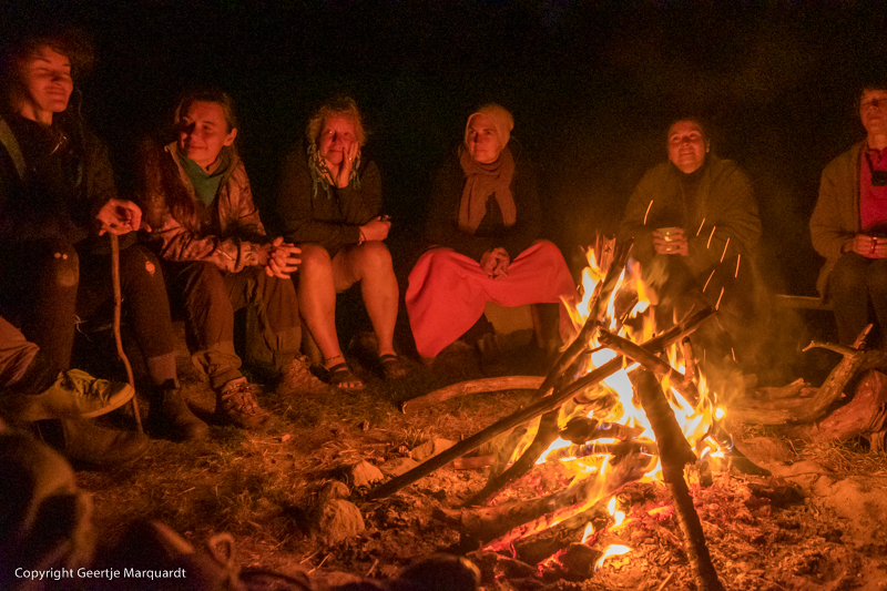 Frauen Wildniscamp Lagerfeuer