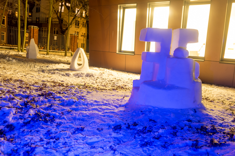 Schneeskulpturen in Potsdam Familienskulptur