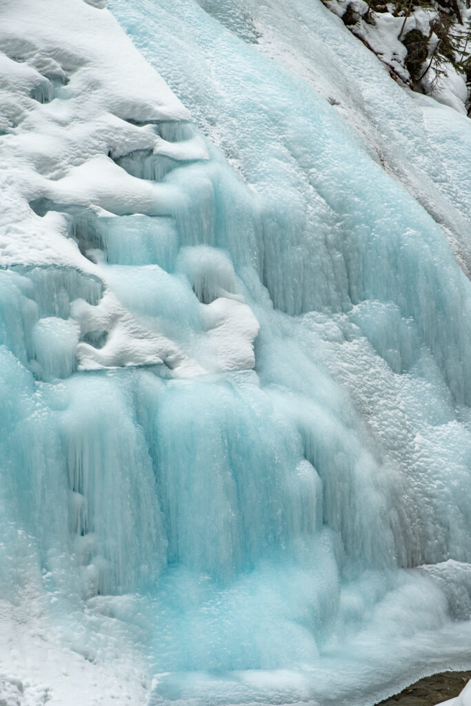Winter in Kanada mit Familie - Wasserfall