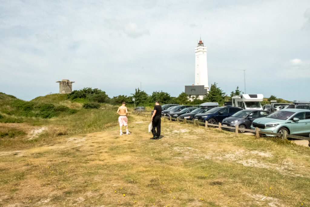Nordsee Camino mit Teenagern Leuchtturm