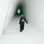 Merle im Icehotel Overall im Korridor