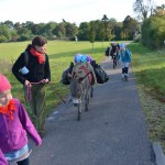 Zwei Eselinnen und vier Frauen auf dem Weg