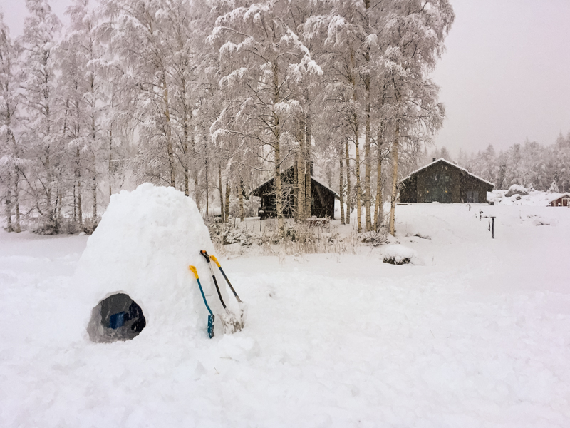 Frauen Wildnis Winter Camp Iglu Übernachtung