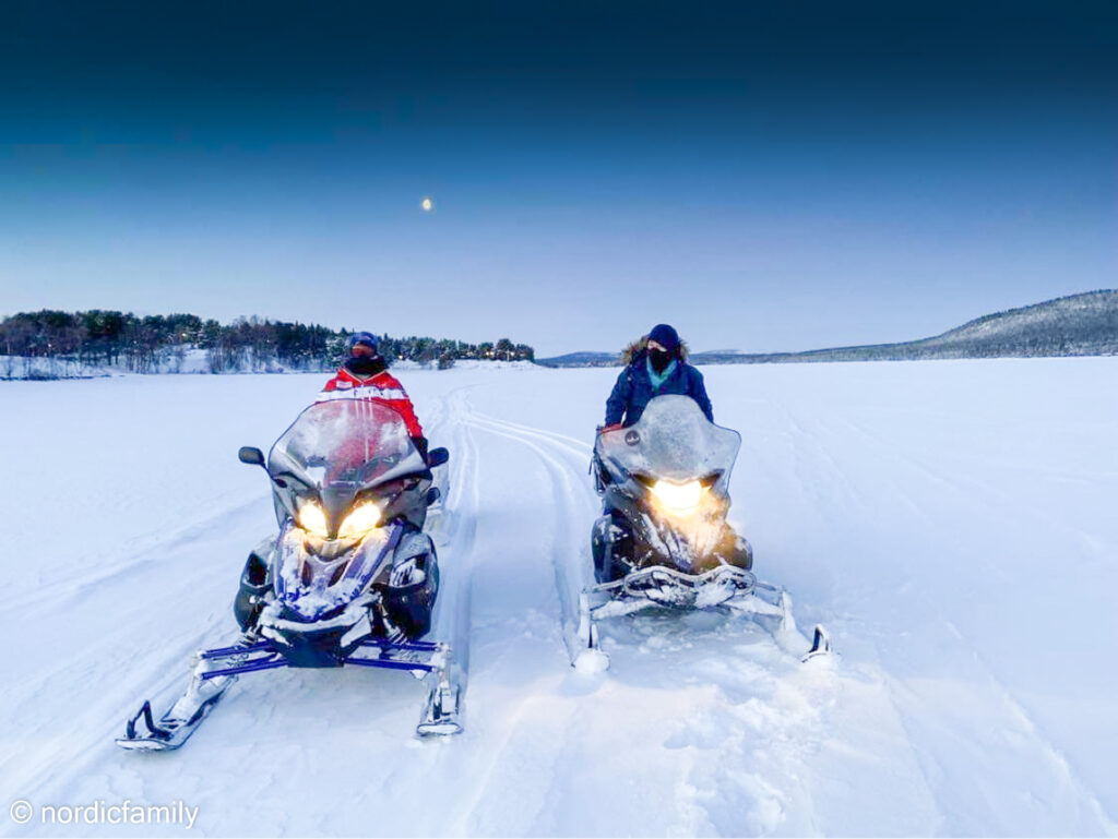 Eisangeln in Schweden mit dem Schneemobil