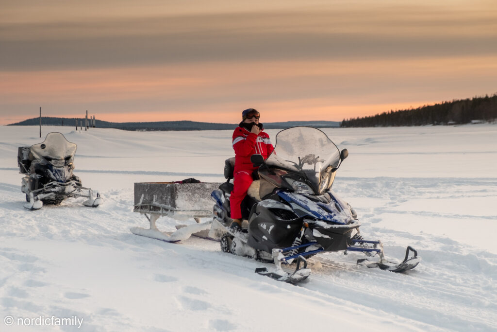 Eisangeln in Schweden - Schneemobil