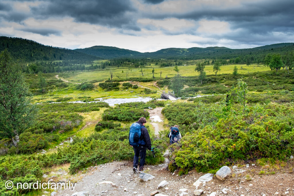 Hüttenwanderung in Norwegen auf holprigen Wegen