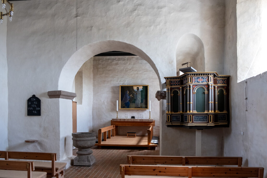 Nordsee Camino mit Teenagern Kirche innen