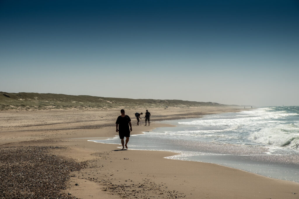 Nordsee Camino mit Teenagern leerer Strand