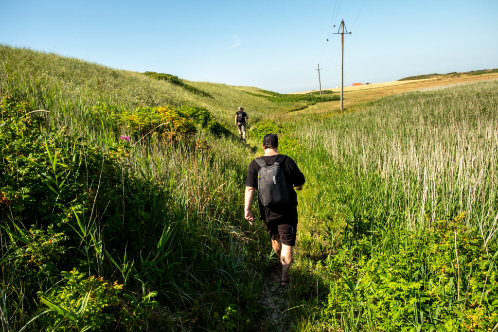 Nordsee Camino mit Teenagern Hinetrland