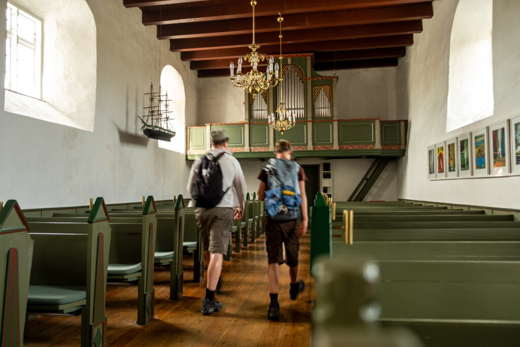 Nordsee Camino mit Teenagern Kirche